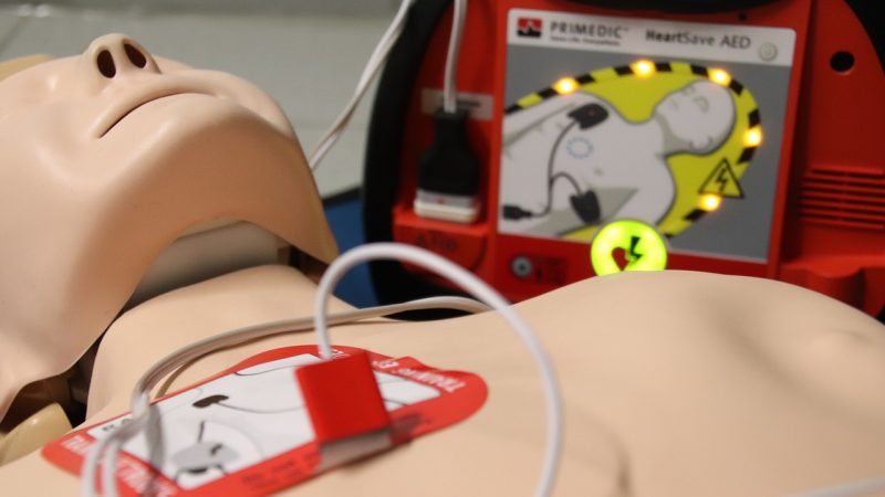 Le défribillateur, utile à la réanimation en cas d’arrêt cardiaque